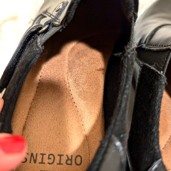 Earth Origins black leather shoes with arch support built in. - Picture 5 of 8